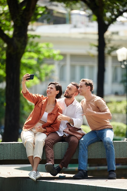 Donna che cattura selfie con gli amici