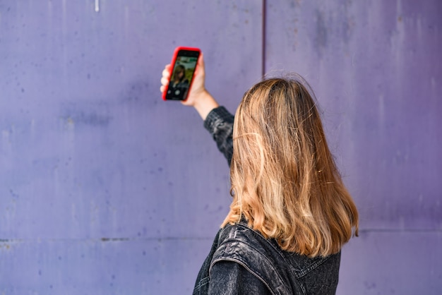 Donna che cattura selfie con lo smartphone