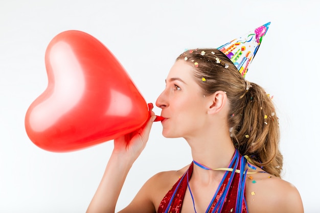 Donna che celebra il compleanno o il giorno di San Valentino