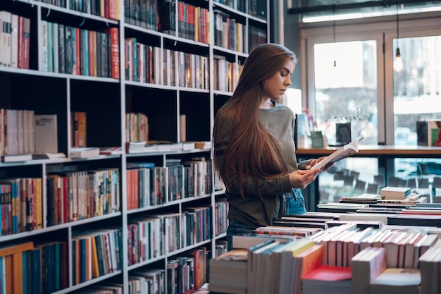 Donna che compra libri in una libreria