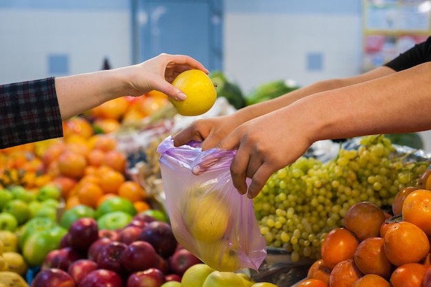 Donna che compra verdura fresca al mercato di strada