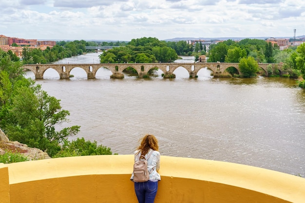 Donna che contempla il fiume di Zamora dall'alto della città