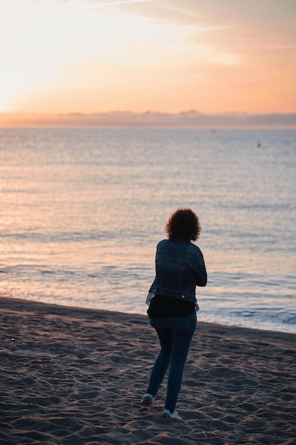 Donna che contempla l'alba