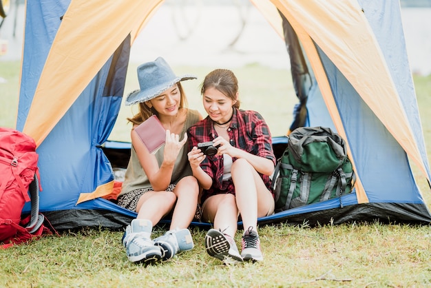 donna che controlla la loro foto a porte chiuse fuori da una tenda