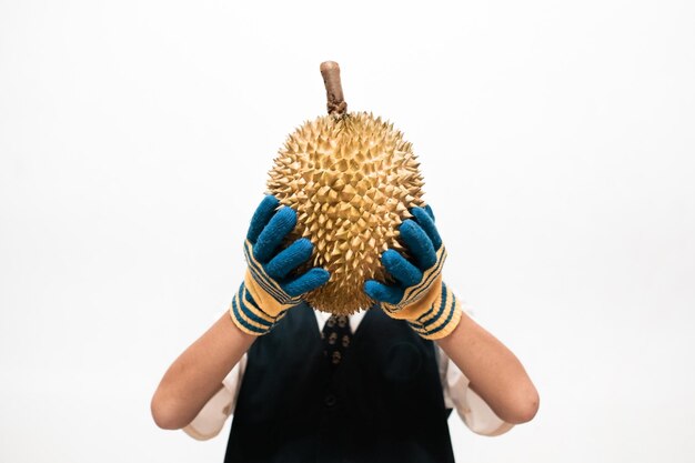 Donna che copre la faccia con il durian su uno sfondo bianco