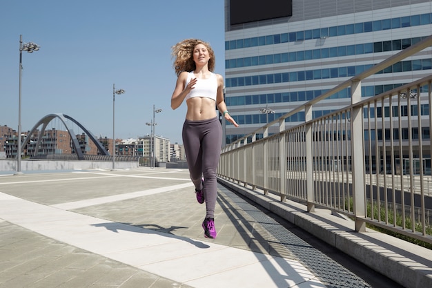 Donna che corre a Milano