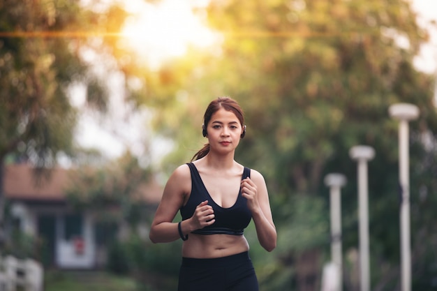 Donna che corre Corridore femminile che pareggia durante l&#39;esterno sulla strada