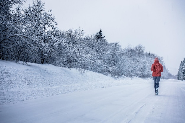 Donna che corre da sola con Motion Blur durante la fredda giornata nevosa dell'inverno in Canada