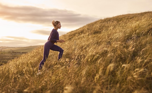 Donna che corre in salita in natura