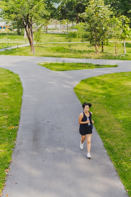 Donna che corre nel parco al mattino