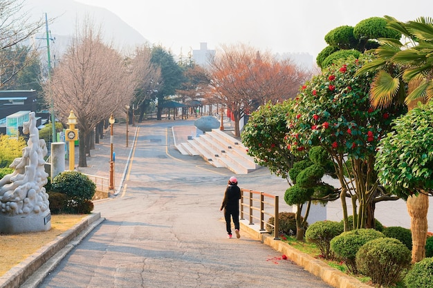 Donna che corre nel Parco Yongdusan a Busan al mattino, Corea del Sud