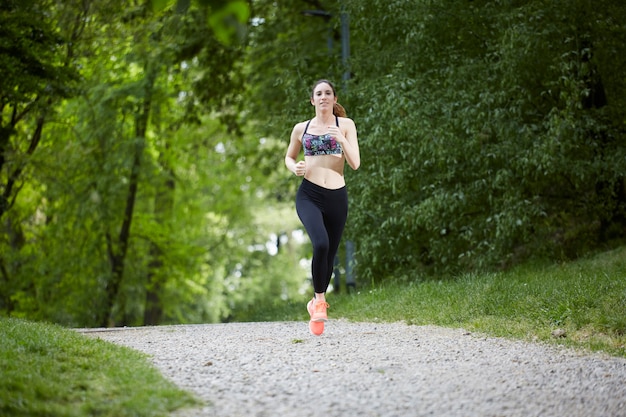 Donna che corre nel parco