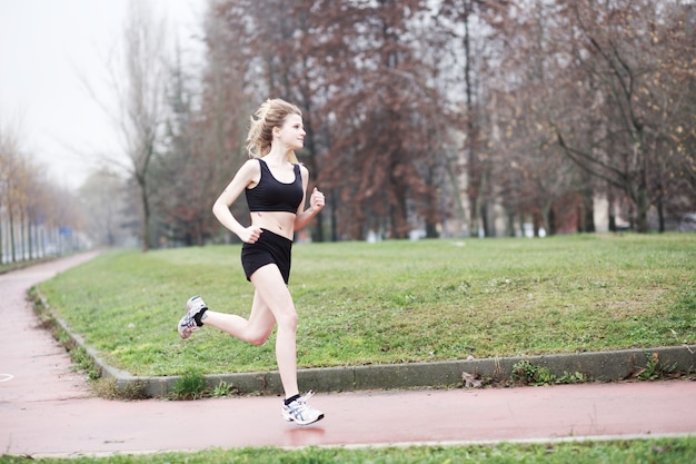 Donna che corre nel parco