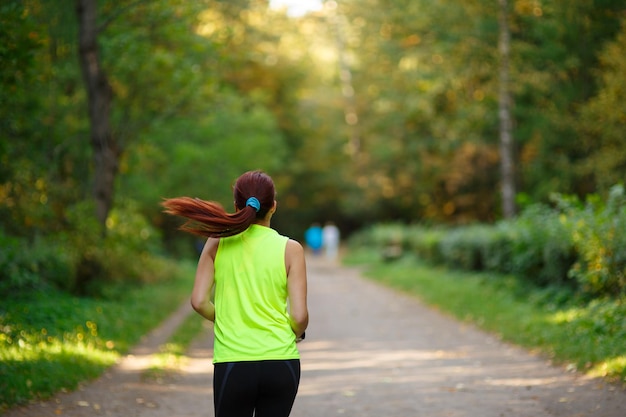 Donna che corre nella foresta