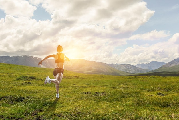 Donna che corre per esercizio fisico, fitness e stile di vita sano. Tecnica mista