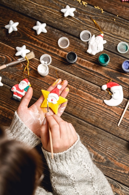 Donna che crea regali di Natale alla moda