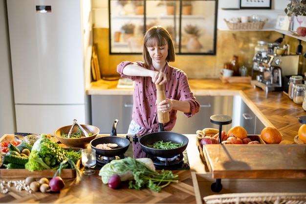 Donna che cucina cibo sano e gustoso a casa