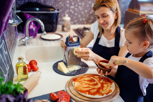 Donna che cucina con la bambina