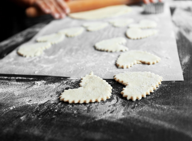 Donna che cucina i biscotti in cucina