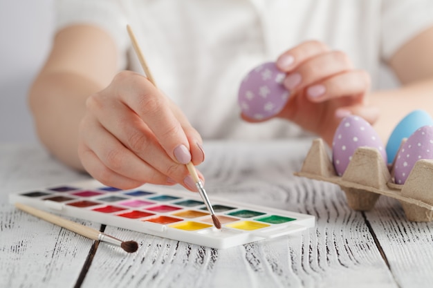 Donna che dipinge le uova di Pasqua