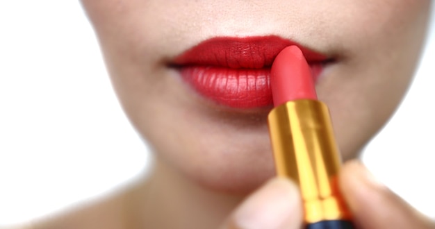 Donna che dipinge un rossetto rosso