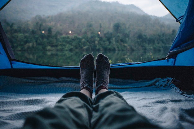 Donna che dorme in tenda con una vista incredibile