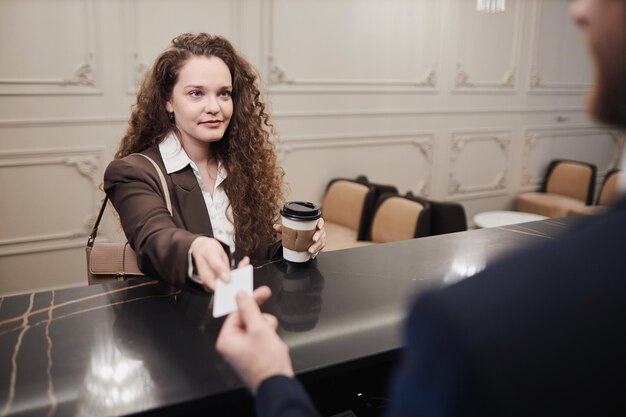 Donna che effettua il check-in in un hotel di lusso