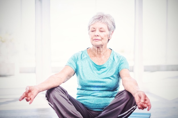 Donna che esegue yoga a casa