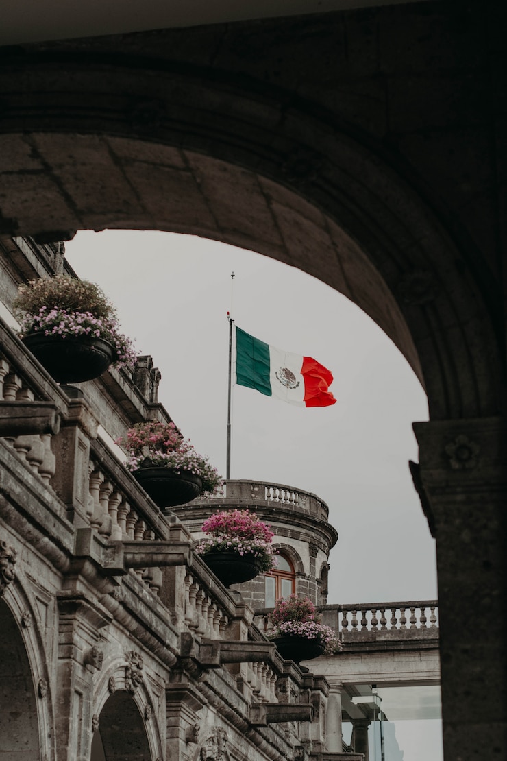 Donna che esplora il castello chapultepec