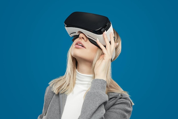 Donna che esplora la realtà virtuale in cuffia vr