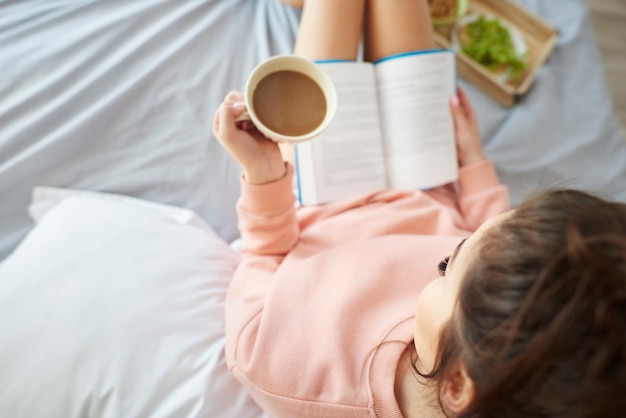 donna che fa colazione a letto