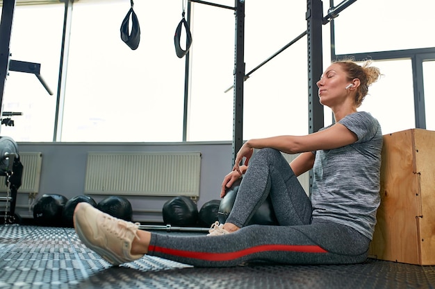 Donna che fa esercizi con fitball nella lezione di palestra fitness Impegnando i muscoli addominali centrali Concetto di immagine di uno stile di vita sano per le donne