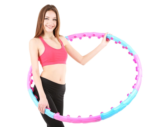 Donna che fa esercizi con hula hoop isolato su bianco