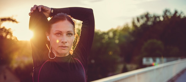 Donna che fa esercizio di stretching