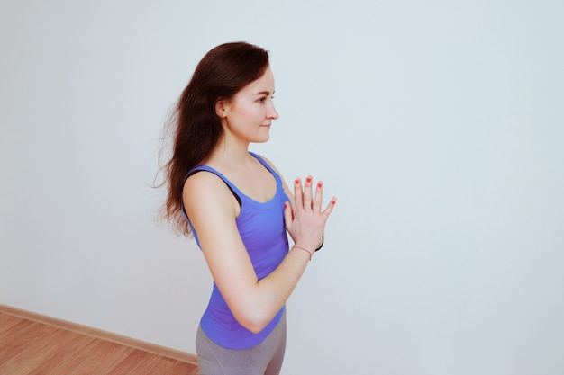 Donna che fa esercizio di yoga, stretching.