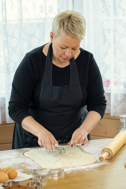 Donna che fa i biscotti a casa