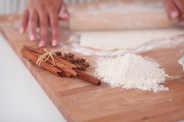 Donna che fa i biscotti di natale in cucina