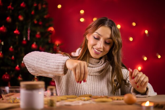 Donna che fa i biscotti di pan di zenzero