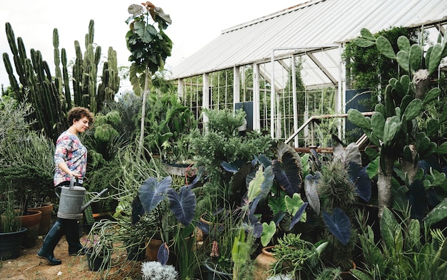 Donna che fa il giardinaggio in una serra