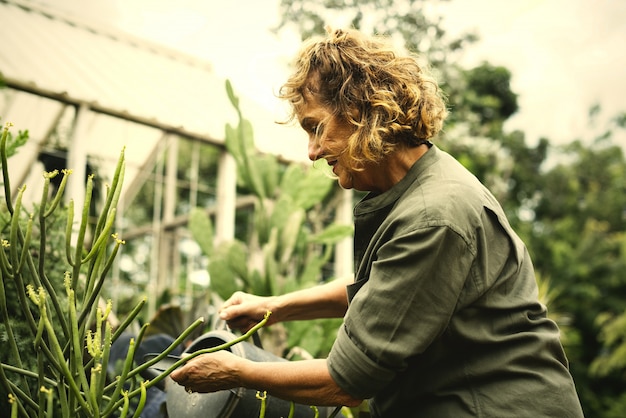 Donna che fa il giardinaggio nella sua serra