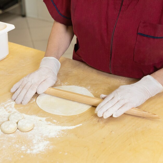 Donna che fa il pasto di qutab dall'impasto