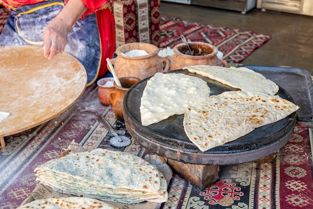 Donna che fa il Qutab dell'Azerbaigian con i verdi