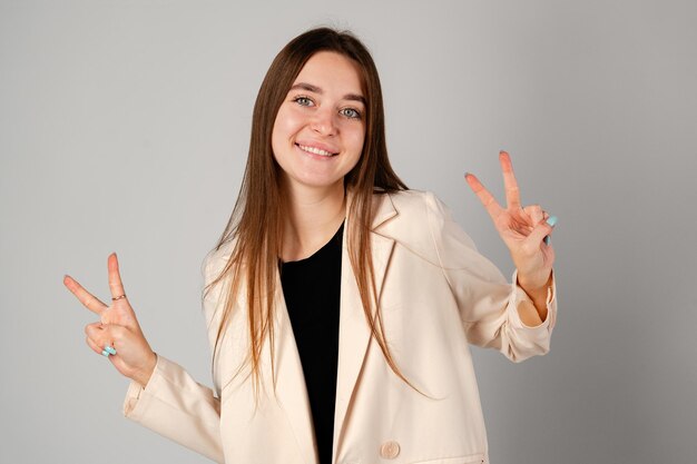 Donna che fa il segno della pace con le mani in studio