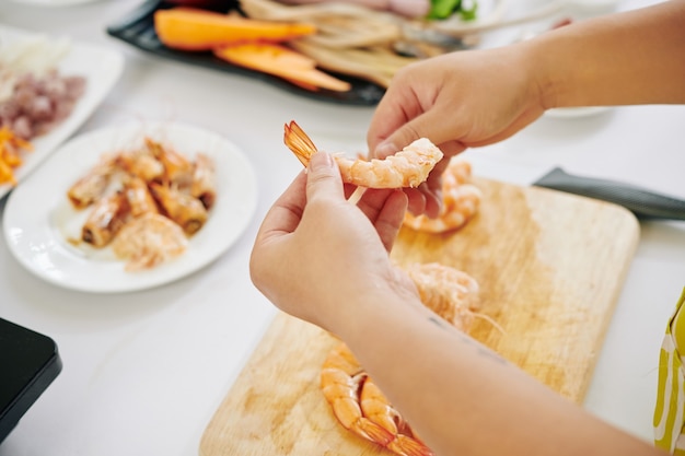 Donna che fa insalata di pesce