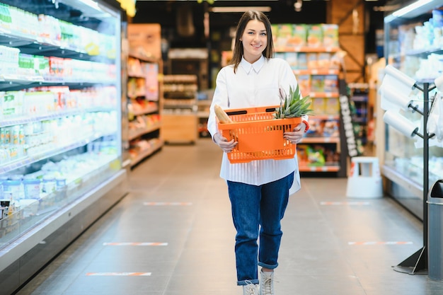 Donna che fa la spesa al supermercato