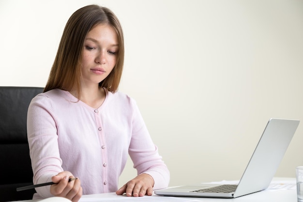 Donna che fa lavoro di ufficio usando il computer portatile