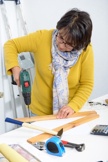 Donna che fa lavoro fai-da-te a casa