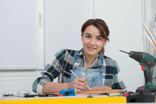 Donna che fa lavoro fai-da-te a casa