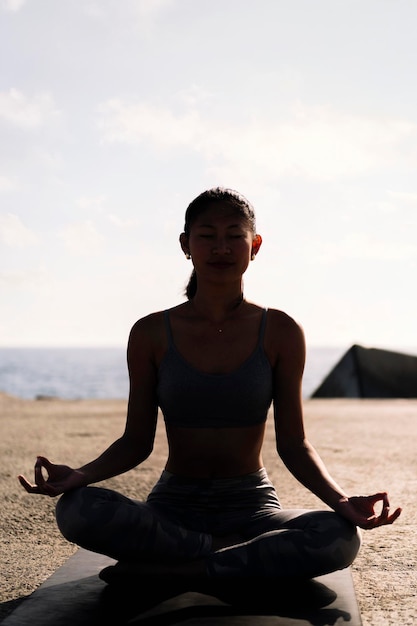 donna che fa meditazione seduta con le gambe incrociate