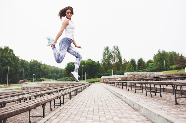 Donna che fa parkour in città